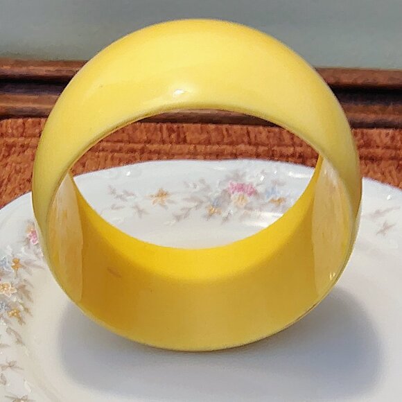 Vtg Pastel Yellow Wide Thick Plastic Lucite Chunky Statement Bangle Bracelet MOD - Picture 4 of 6